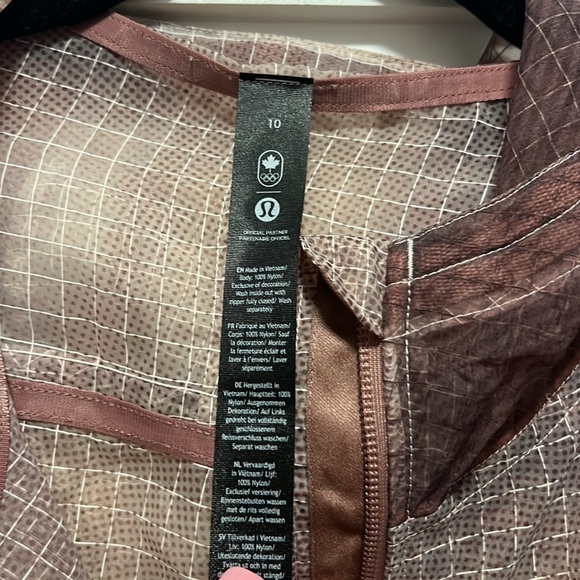 Lululemon NWT Translucent Hooded Jacket CANADA EXCLUSIVE - Picture 5 of 16